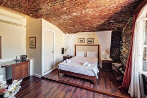 Chambre triple, vue sur la mer | Literie de qualité, ameublement unique, bureau