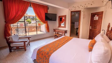 Suite superior, vista a la ciudad | Caja de seguridad en la habitación, wifi gratis y ropa de cama