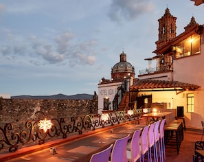 2 間酒吧/酒廊、池畔酒吧