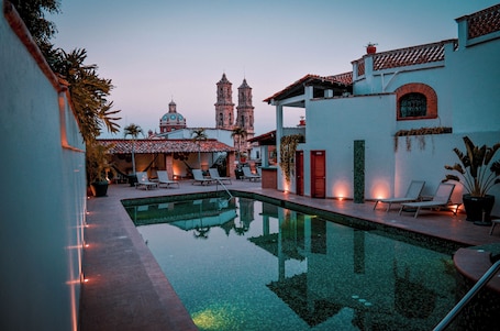Una piscina al aire libre. Hotel Agua Escondida Taxco Centro