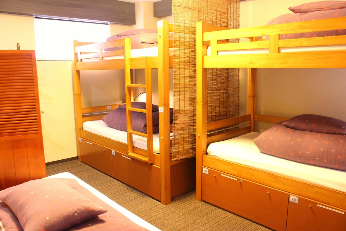 Habitación familiar, balcón, vista a la ciudad | Cortinas blackout, tabla de planchar con plancha y wifi gratis