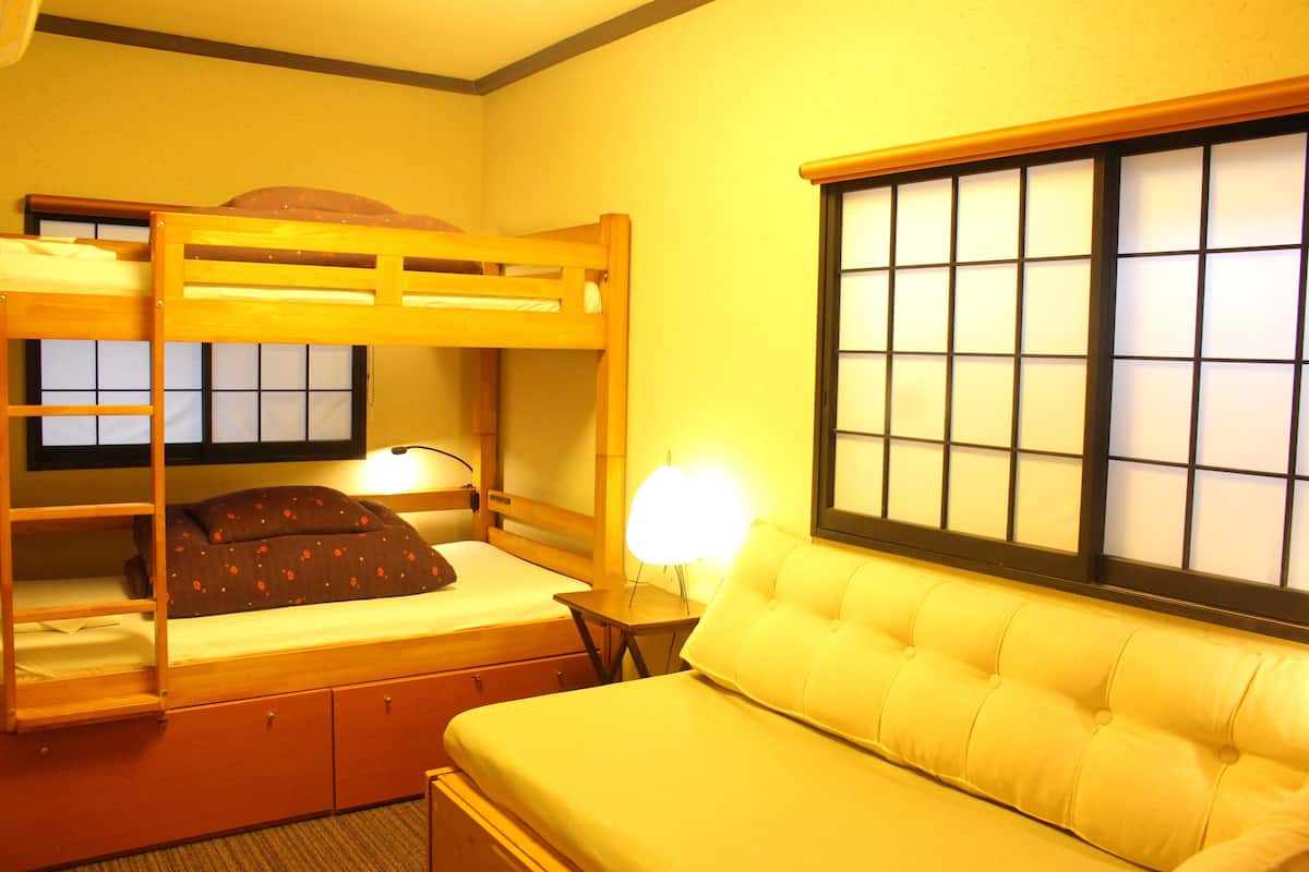 Chambre Supérieure avec lits jumeaux, salle de bains attenante (1 bunk bed and 1 mattress) | Rideaux occultants, fer et planche à repasser, Wi-Fi gratuit