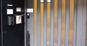 Une porte dotée d’un clavier à code, d’un lecteur de carte et d’une affiche indiquant les instructions.