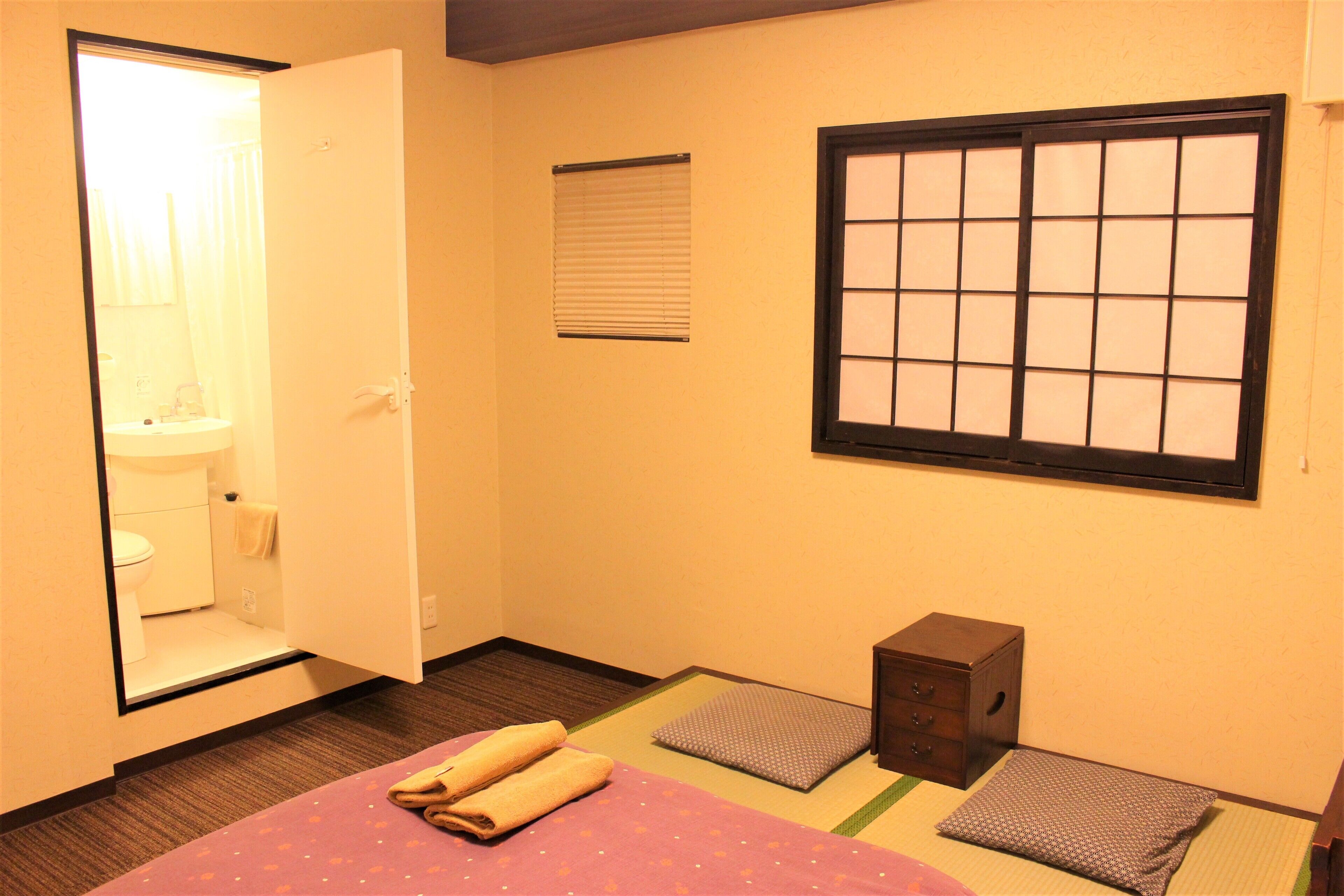 ベーシック ダブルルーム 窓なし | 遮光カーテン、アイロン / アイロン台、WiFi (無料)、ベッドシーツ