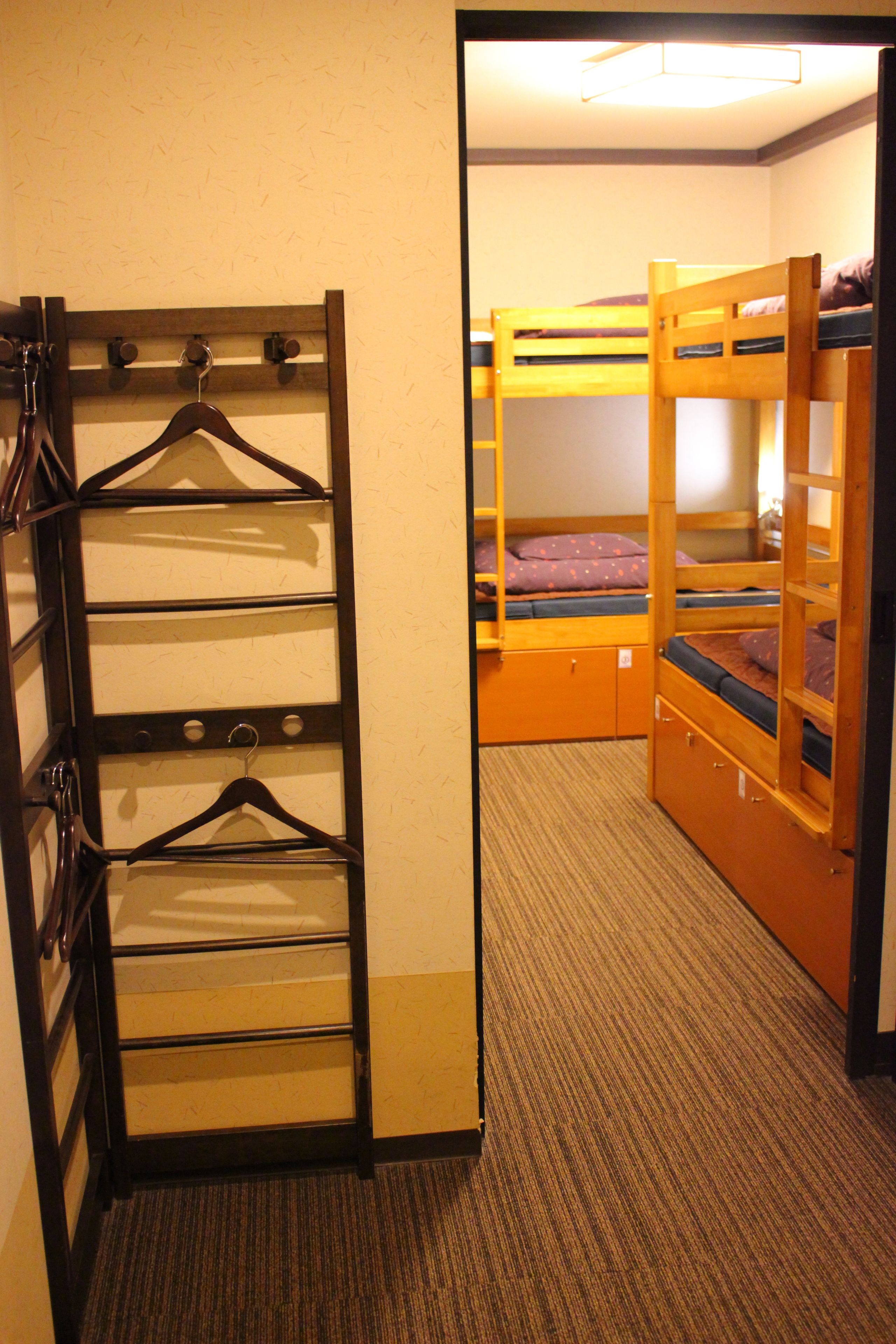 Rideaux d’obscurcissement, fer et planche à repasser