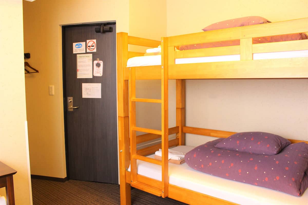 Chambre avec lits jumeaux, balcon, vue ville | Rideaux occultants, fer et planche Ă repasser, Wi-Fi gratuit