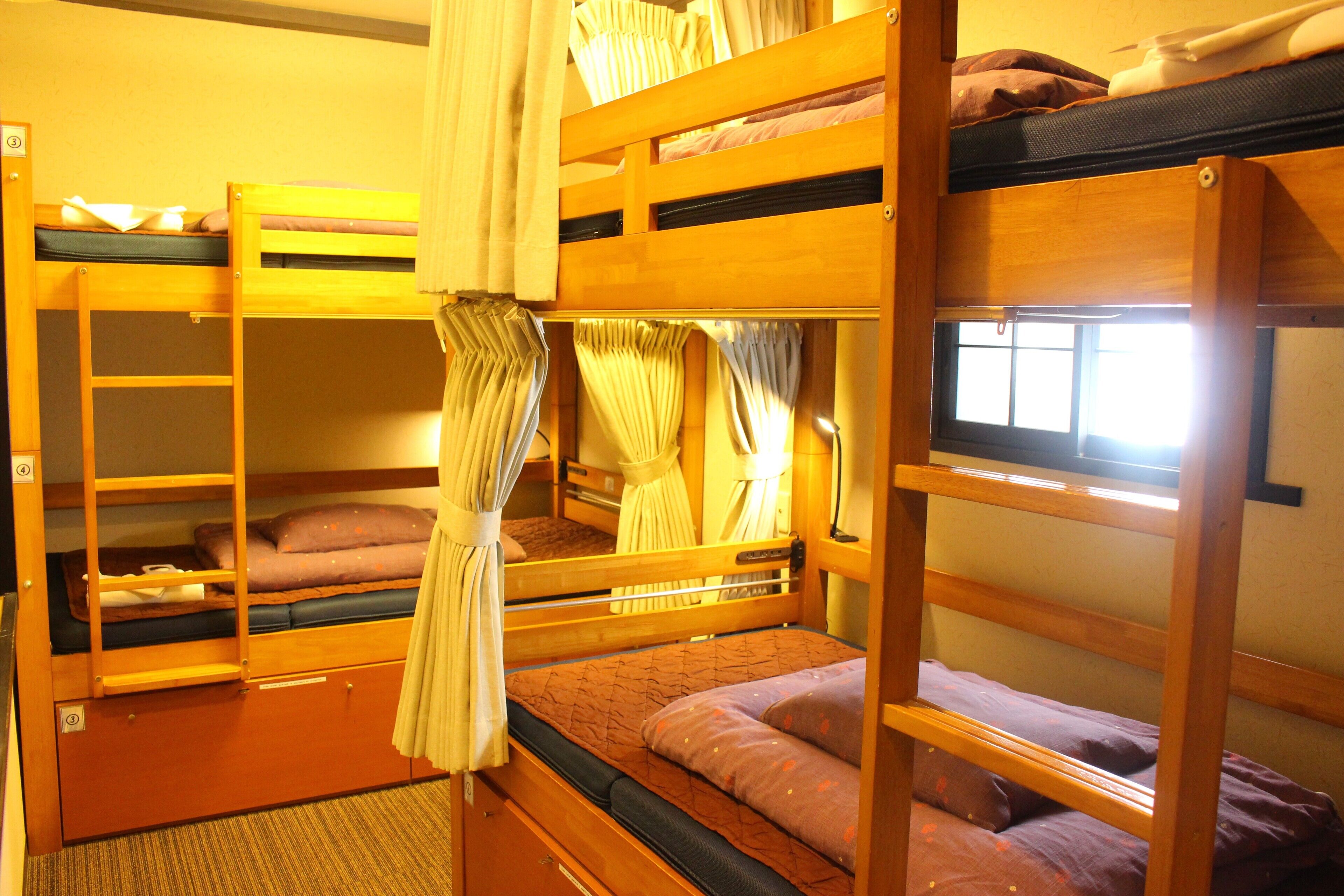 Rideaux d’obscurcissement, fer et planche à repasser