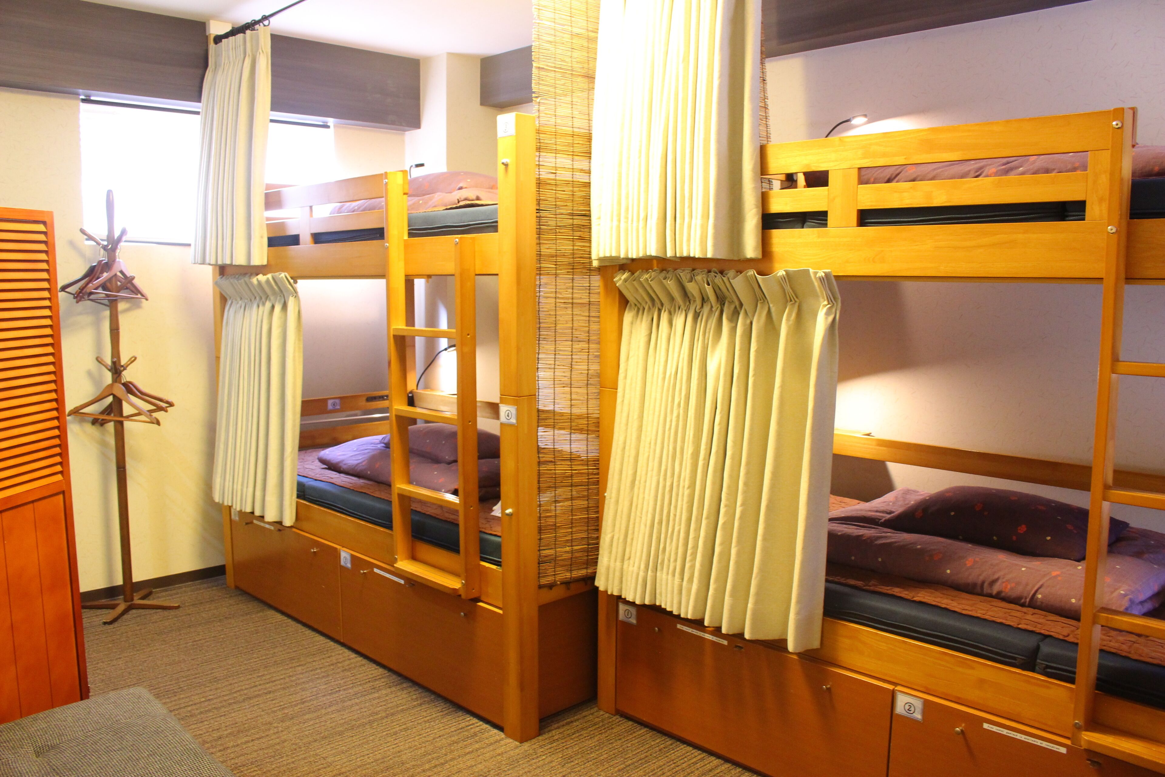 Rideaux d’obscurcissement, fer et planche à repasser