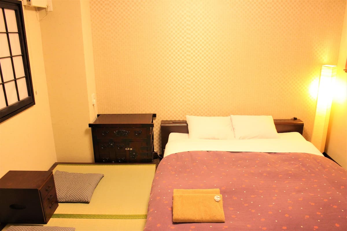 Chambre Double, pas de fenĂȘtre | Rideaux occultants, fer et planche Ă repasser, Wi-Fi gratuit