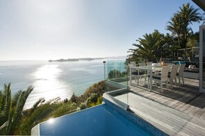 室外游泳池,无边泳池,日光浴躺椅