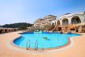 Premium bedding, blackout curtains, free WiFi, bed sheets