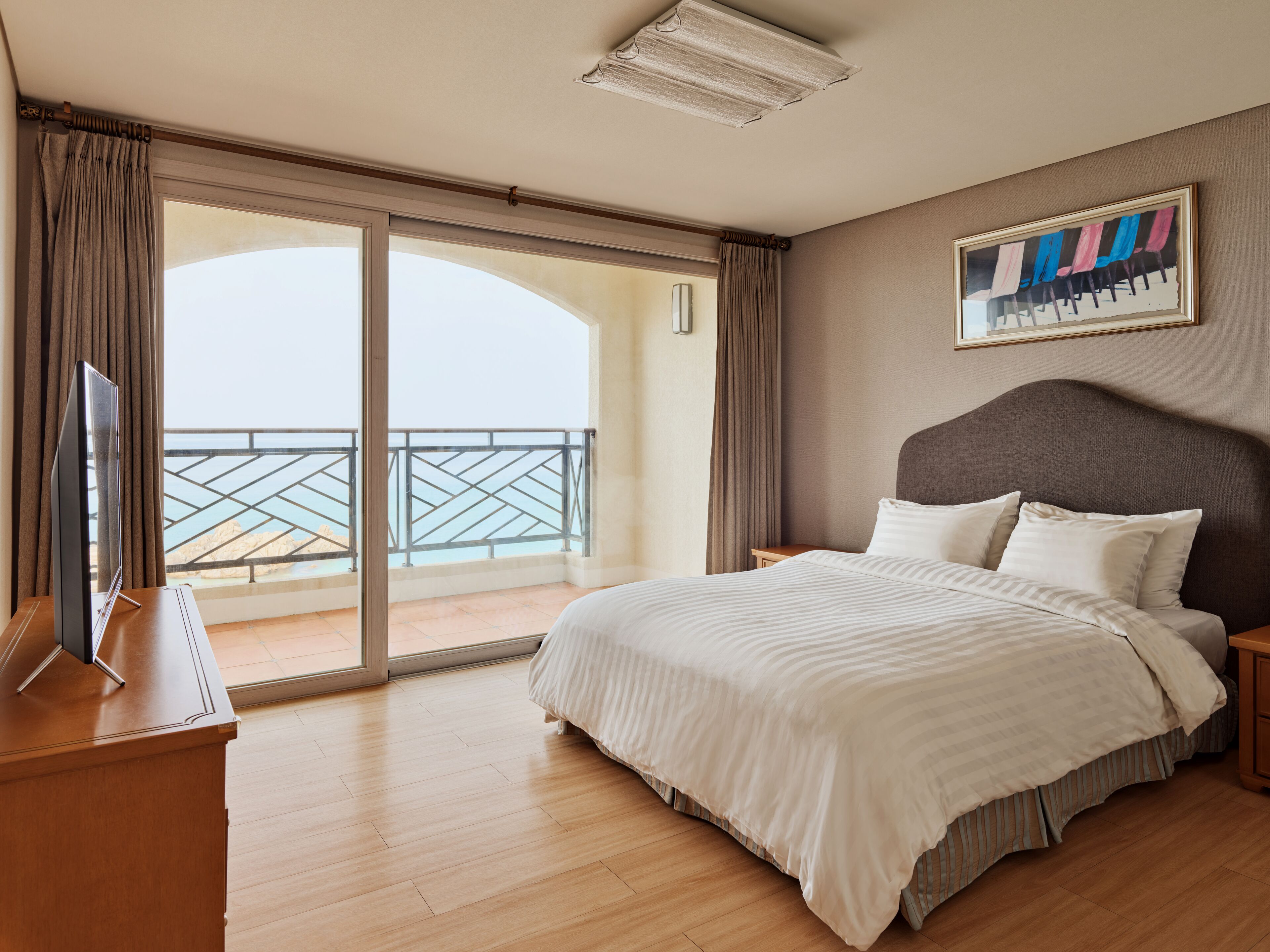 silver suite (kitchen/ocean view/bed) - bed type randomly assigned | 1 bedroom, premium bedding, blackout curtains, free wifi