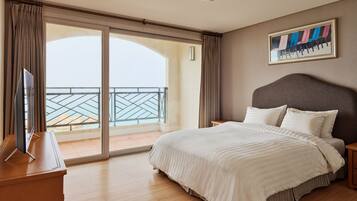 Silver Suite (Kitchen/Ocean View/Bed) - Bed Type Randomly Assigned | Premium bedding, blackout drapes, free WiFi, bed sheets