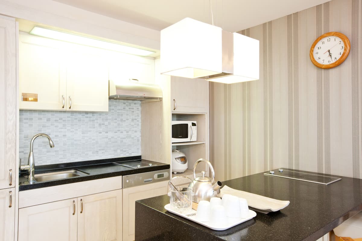 gold suite (kitchen/ocean view/bed) | private kitchen | electric kettle