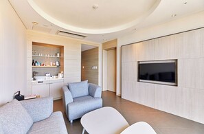 [Hotel] Deluxe Suite (No Kitchen/Ocean View/Double) | Sengetøy av topp kvalitet, blendingsgardiner og wi-fi (inkludert)