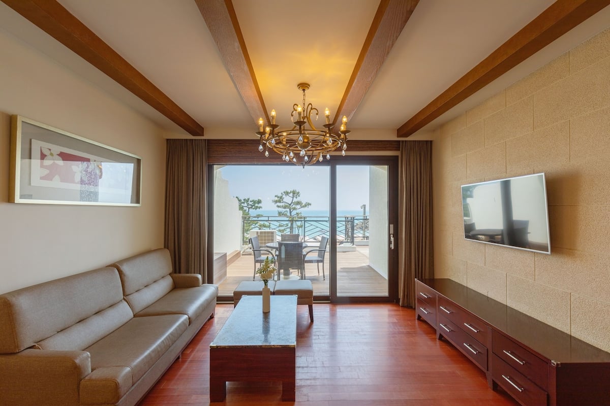 1 bedroom, premium bedding, blackout drapes, free WiFi