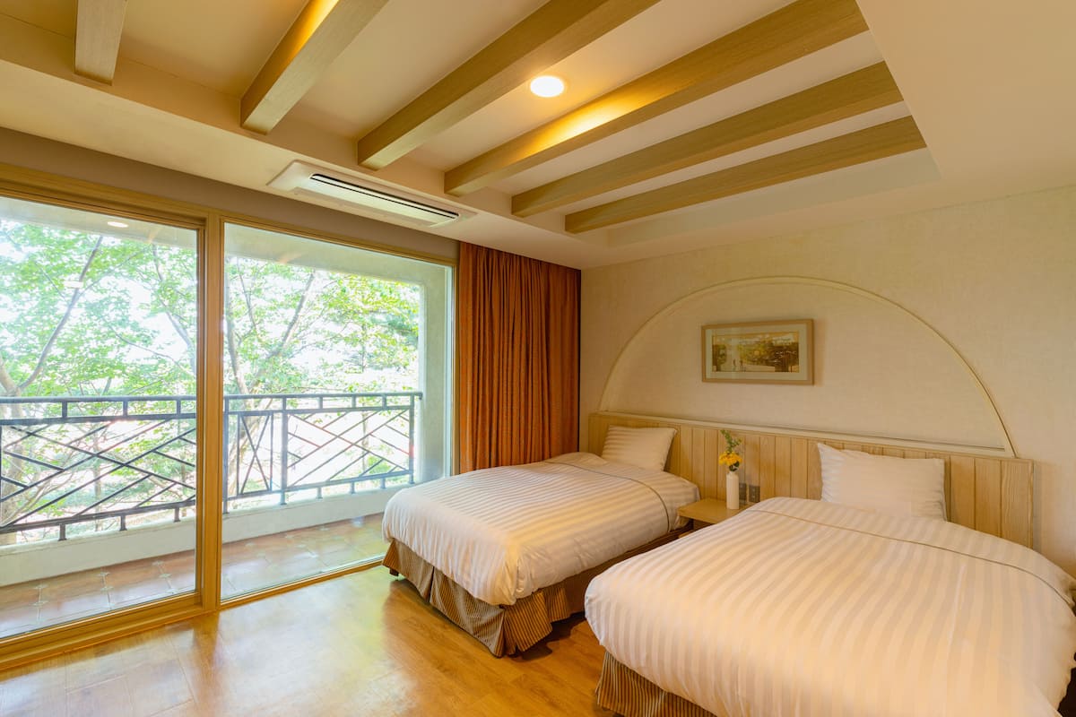 1 bedroom, premium bedding, blackout drapes, free WiFi