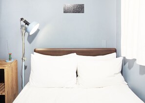 Design-huone, vain naisille, tupakointi kielletty | Työpöytä, kannettavalle tietokoneelle sopiva työtila, ilmainen Wi-Fi