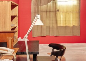 Desk, laptop workspace, free WiFi - Apartment Hotel Shinjuku (Tokyo)