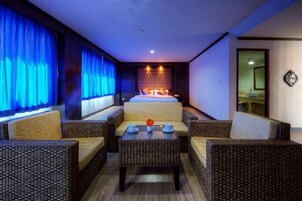 Deluxe Suite | Living area