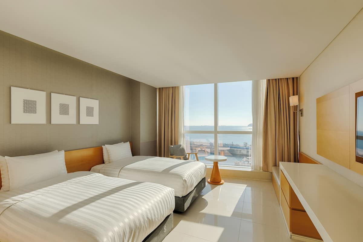 1 bedroom, premium bedding, down duvets, minibar