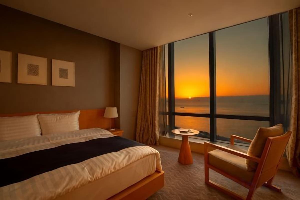 Premium bedding, down duvets, minibar, in-room safe