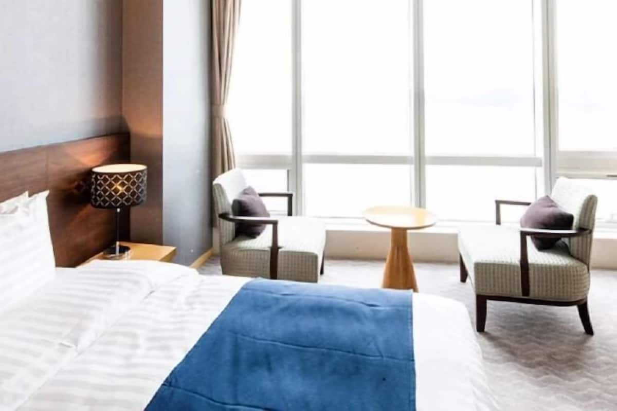 1 bedroom, premium bedding, down duvets, minibar