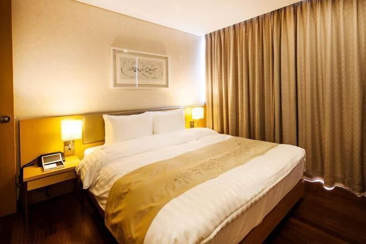 1 bedroom, premium bedding, down duvets, minibar