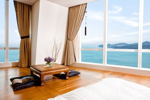 Room (Theme Korean Style+Free Minibar) | Premium bedding, down comforters, minibar, in-room safe - Sono Calm Yeosu (Yeosu)