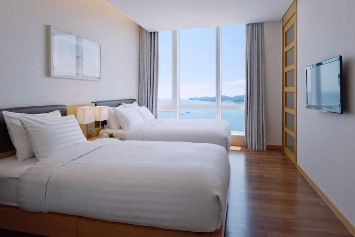 1 bedroom, premium bedding, down duvets, minibar