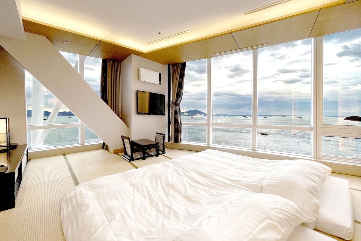 1 bedroom, premium bedding, down duvets, minibar