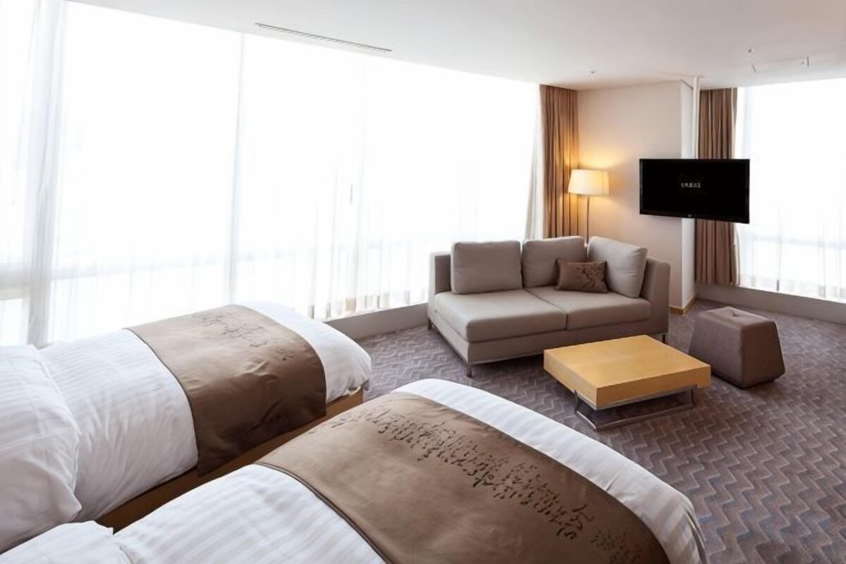 Roupas de cama premium, edredons de pluma, frigobar, cofres nos quartos