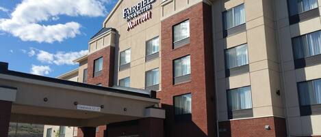 Un hotel Fairfield Inn & Suites Marriott, cielo despejado y un cartel que indica 3.6 metros de altura.