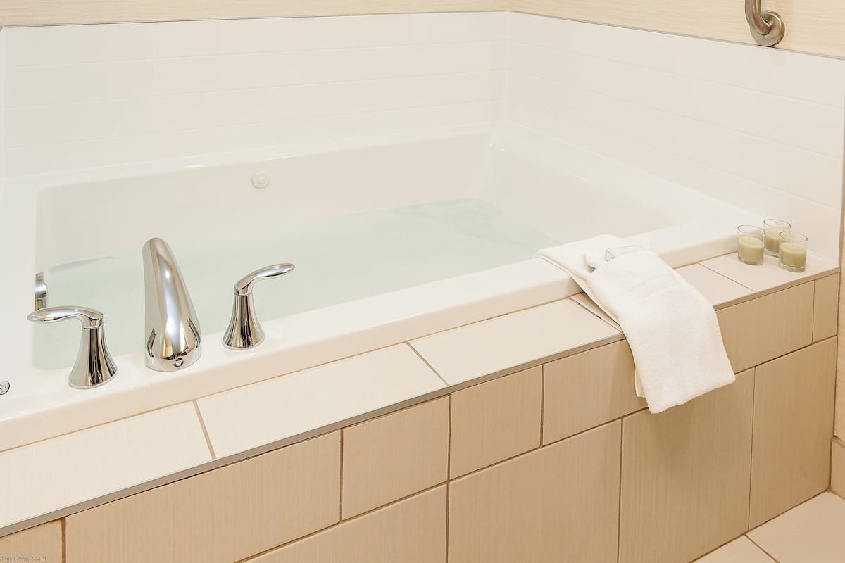 Deluxe Studio, 1 King Bed with Sofa bed | Bathroom