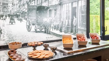 Petit déjeuner buffet (14.90 EUR par personne)