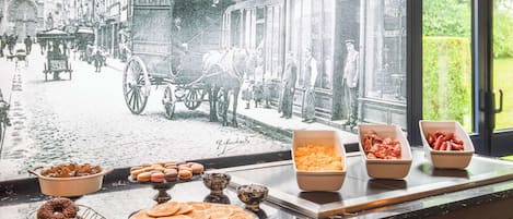 Daily buffet breakfast (EUR 14.90 per person)