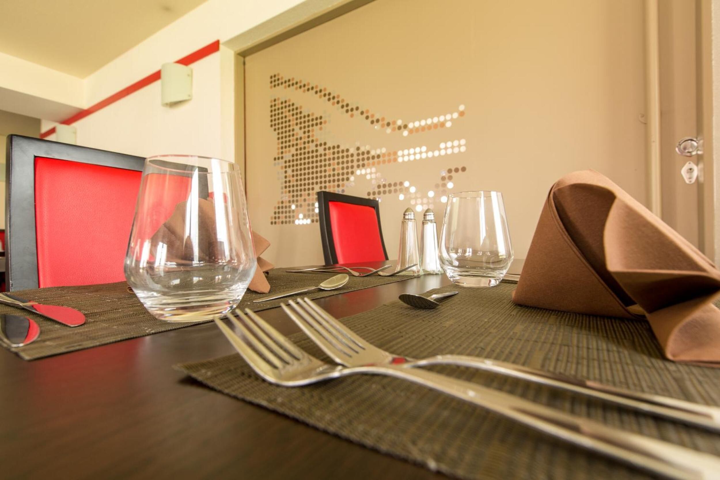 Een koffiezetapparaat/waterkoker, een waterkoker