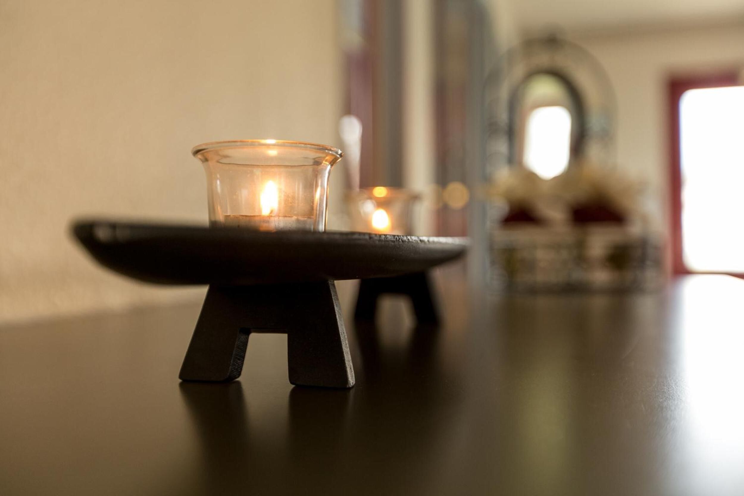 Un chandelier posé sur une table, avec un arrière-plan flou.