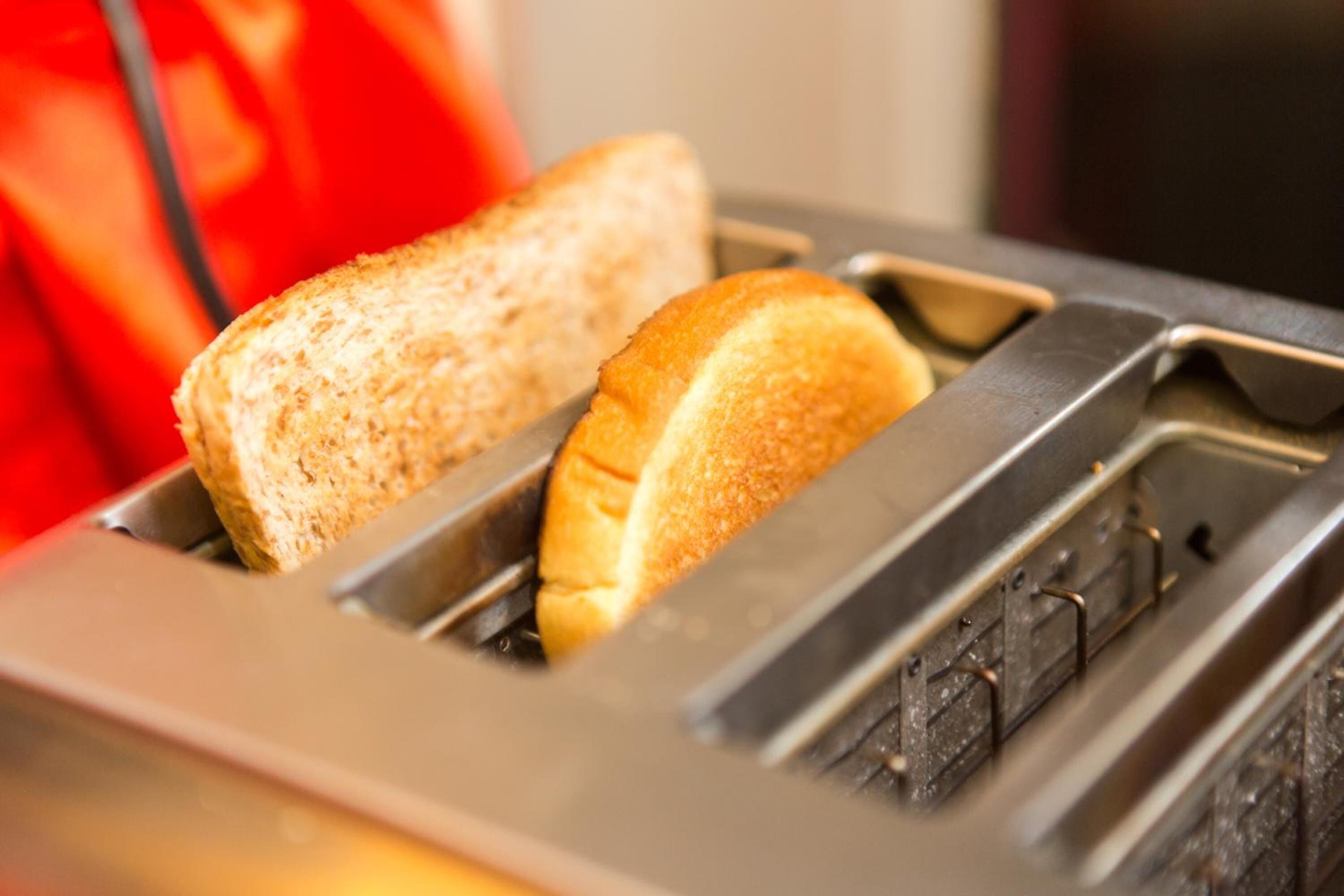 Un tostador con dos rebanadas de pan.
