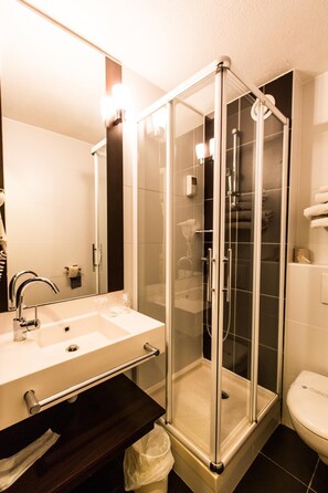 Shower, hair dryer, towels - Hôtel Inn Design & Restaurant Sedan (Sedan)