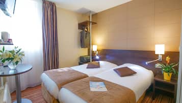 Standaard Twin kamer | Een bureau, een strijkplank/strijkijzer, gratis wifi, beddengoed