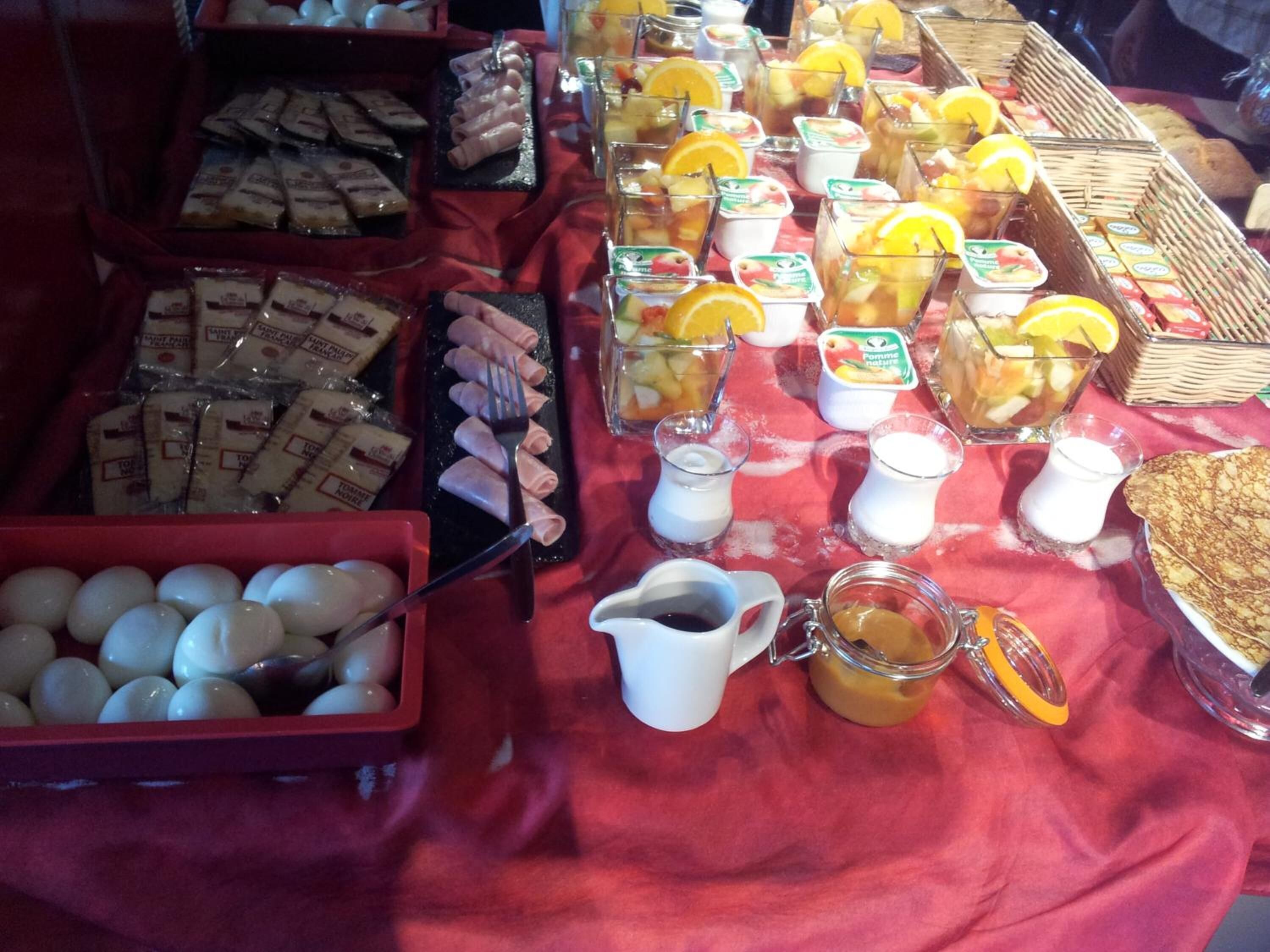 En buffet med forskellige retter og drikkevarer.