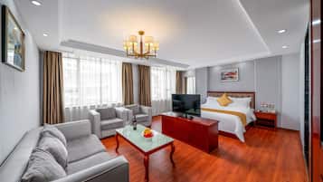 Suite | In-room safe, desk, blackout drapes, soundproofing