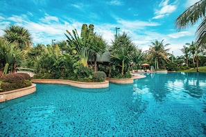 Outdoor pool, open 8:00 AM to 10:00 PM, pool loungers - Grand Hotel Haikou (Managed by Accor) (Haikou)