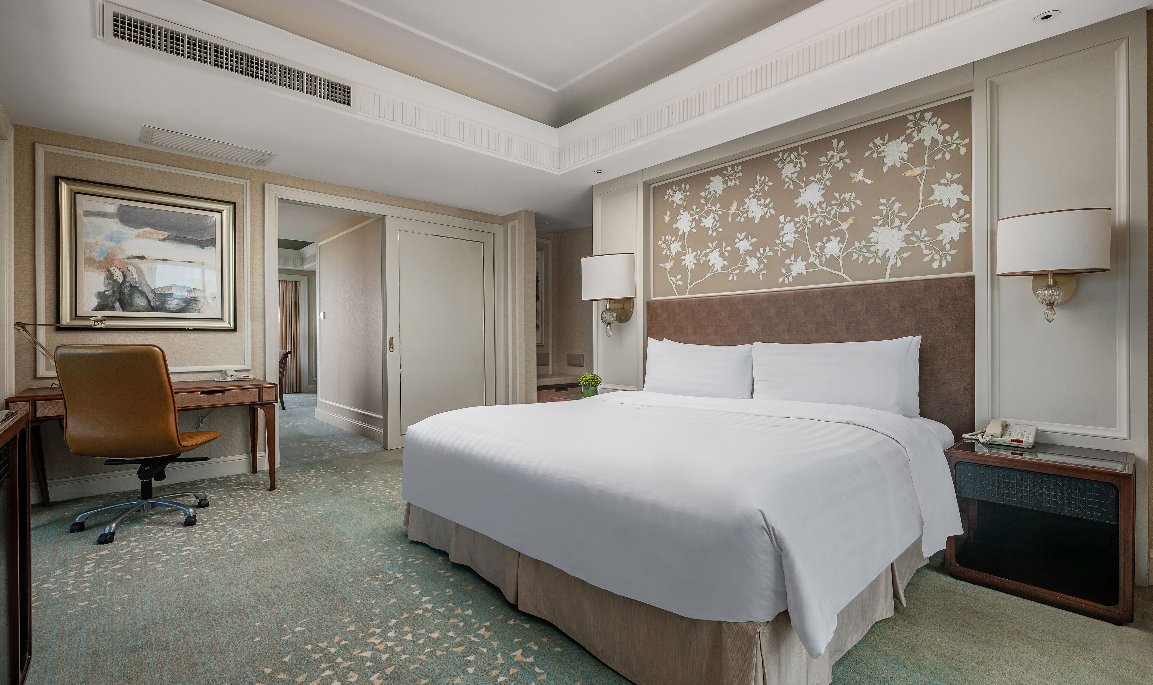 Junior Suite, 1 King Bed, Ocean View | Minibar, in-room safe, desk, blackout drapes