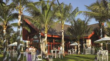 3 restaurants, breakfast, lunch, dinner served; Chinese cuisine