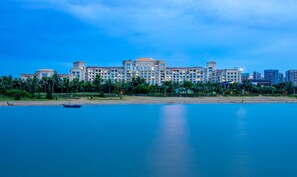 Beach nearby - Grand Hotel Haikou (Managed by Accor) (Haikou)