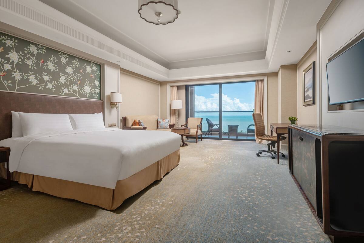 deluxe room, 1 king bed, oceanfront | minibar, in-room safe, desk, blackout curtains
