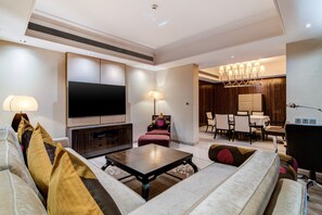 Hyatt Executive Suite | 高档床上用品、加厚床垫、迷你吧、客房内保险箱