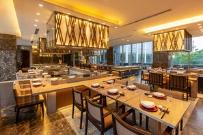 3 restaurants; breakfast, lunch, dinner, and brunch served